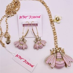Betsey Johnson BETSEYS FLOWER SHOW BEE HOOK EARRINGS and PENDANT PURPLE